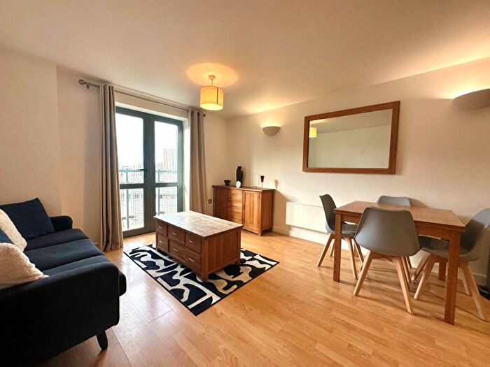 2 Bedroom Flat To Rent In City Walk, Leeds, West Yorkshire, LS11