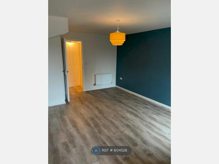 3 Bedroom Semi-Detached House To Rent In Sandhole Cresent, Telford, TF3