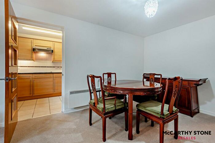 1 Bedroom Apartment For Sale In Farringford Court, Avenue Road, Lymington, Hampshire, SO41
