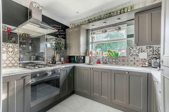 2 Bedroom Flat To Rent In Glebe Avenue, Ickenham, UB10