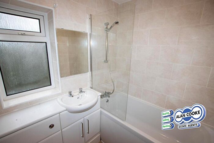 2 Bedroom Flat To Rent In Blackmoor Court, Alwoodley, LS17