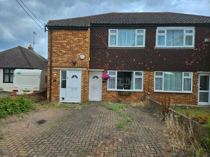 2 Bedroom Maisonette To Rent In Lake Avenue, Rainham, Essex, RM13