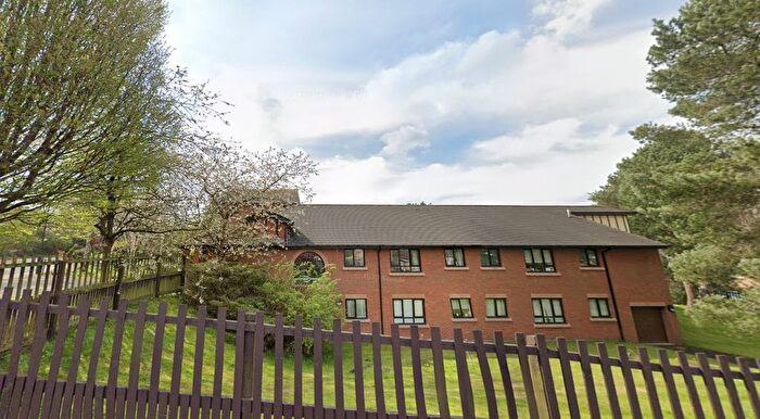 1 Bedroom Flat To Rent In Castleton Crescent, Glossop, SK13