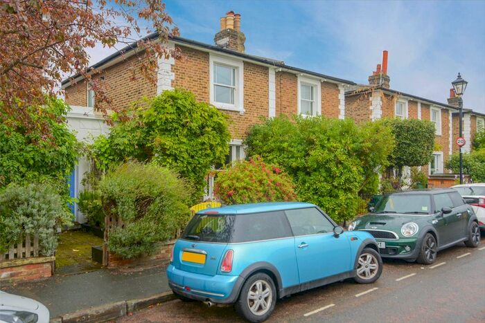 3 Bedroom Detached House To Rent In Dunstable Road, Richmond, TW9