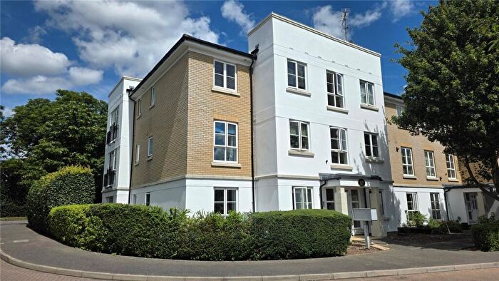 2 Bedroom Flat For Sale In Tudor Way, Knaphill, Woking, Surrey, GU21