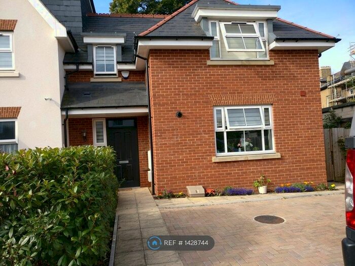 3 Bedroom Flat To Rent In Hanwell, London, W7