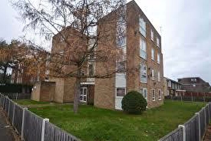 2 Bedroom Flat To Rent In Hawthorn Court, SM1