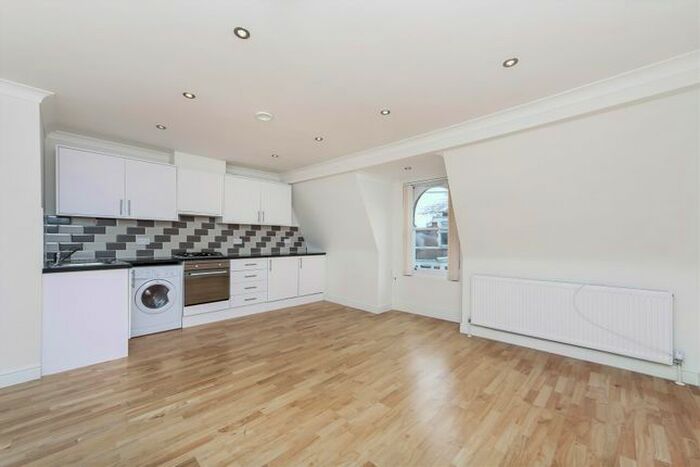 1 Bedroom Flat To Rent In Chertsey Road, Woking, Surrey, GU21