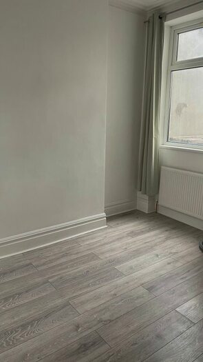 6 Bedroom Terraced House To Rent In Corporation Road, Cardiff, CF11