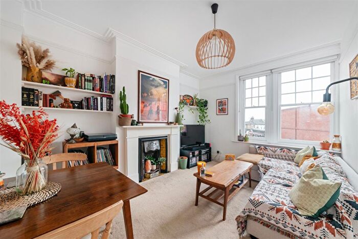 2 Bedroom Flat For Sale In Broadway Court, Wimbledon, SW19