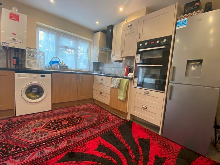 4 Bedroom Semi-Detached House To Rent In Willow Tree Lane, Yeading, Hayes UB4