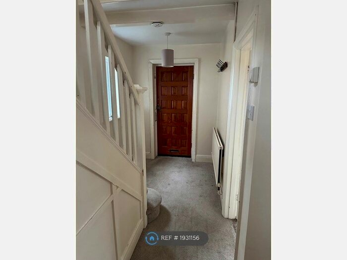 3 Bedroom Semi-Detached House To Rent In Maple Gardens, Hove, BN3