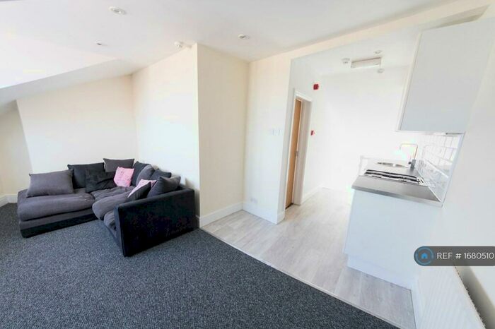 1 Bedroom Flat To Rent In Queens Road, Buckhurst Hill, IG9