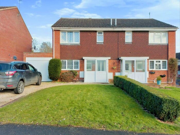 3 Bedroom Semi-Detached House To Rent In Sussex Drive, Banbury, Oxfordshire, OX16