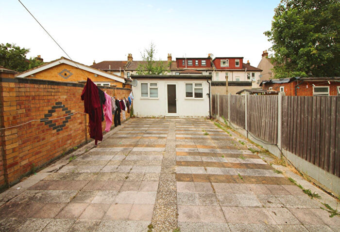 2 Bedroom Flat For Sale In Elgin Road, Ilford, Essex, IG3
