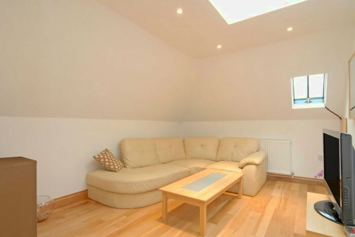 1 Bedroom Flat To Rent In Ossulton Way, Hampstead Garden Suburb, N2