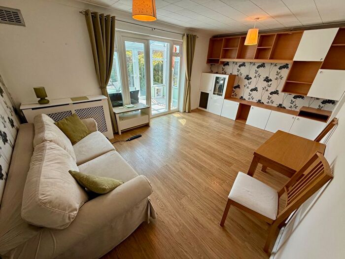 1 Bedroom Maisonette To Rent In Cowdray Close, Luton, LU2