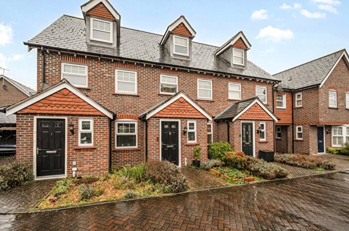 3 Bedroom Terraced House For Sale In Helens Close, Alton, Hampshire, GU34