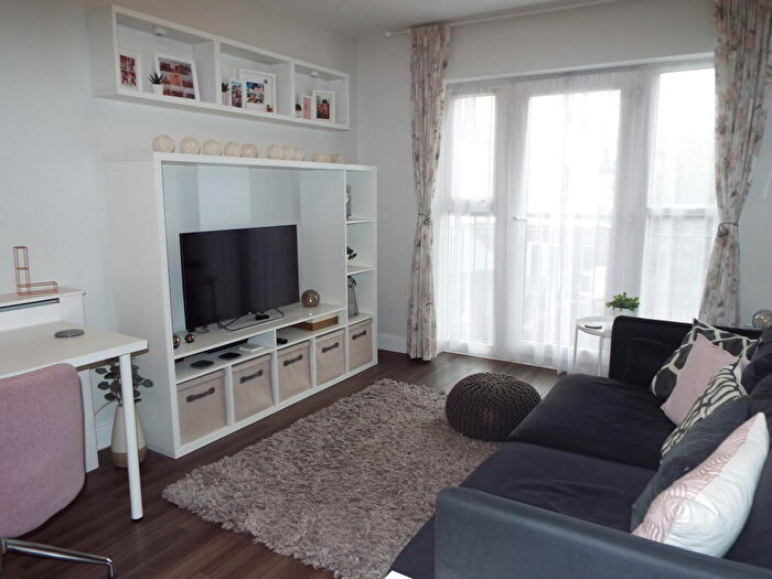 1 Bedroom Flat To Rent In Vaughan Avenue, Greenhithe, DA9