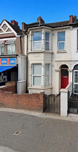 2 Bedroom Flat To Rent In Palmerston Road, Walthamstow, E17