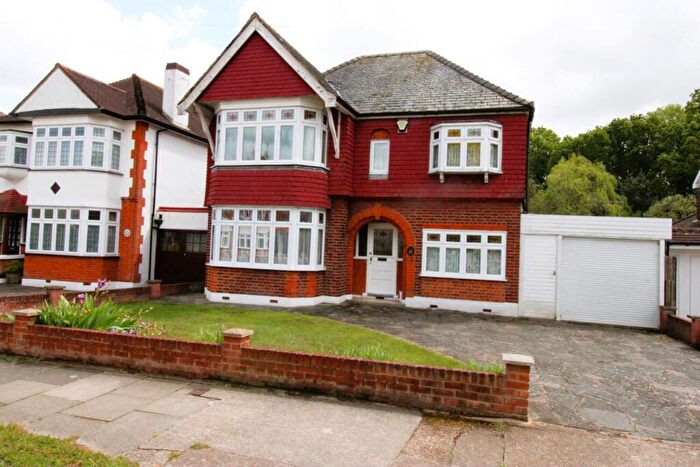 4 Bedroom Detached House For Sale In Parkland Avenue, Upminster, Essex, RM14