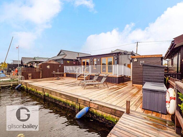 2 Bedroom Chalet For Sale In Riverside Estate, Brundall, NR13