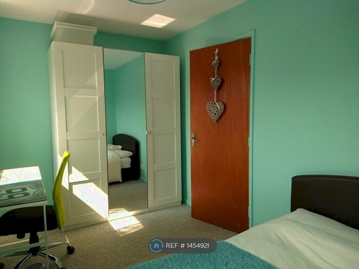 4 Bedroom Semi-Detached House To Rent In St. James Close, Exeter, EX4