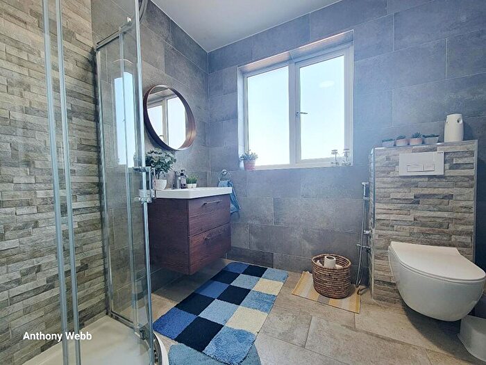 3 Bedroom End Of Terrace House For Sale In Connaught Gardens, Palmers Green, N13