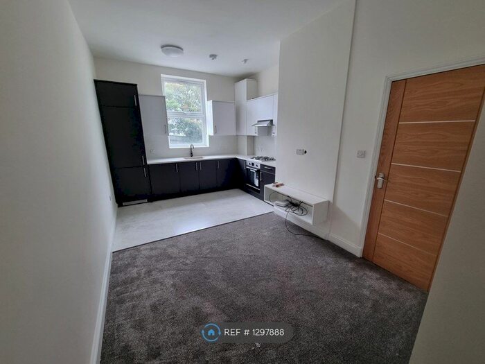 2 Bedroom Flat To Rent In York Road, Ilford IG1