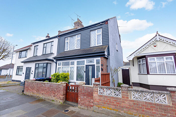 3 Bedroom End Of Terrace House For Sale In Carlton Avenue, Westcliff-on-sea, SS0