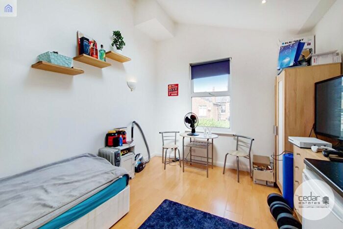 Flat To Rent In Yewfield Road, Willesden, NW10
