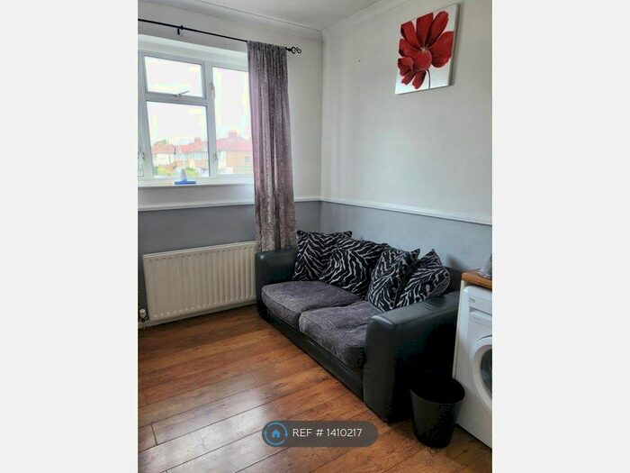 1 Bedroom Flat To Rent In Manningtree Road, Ruislip, HA4