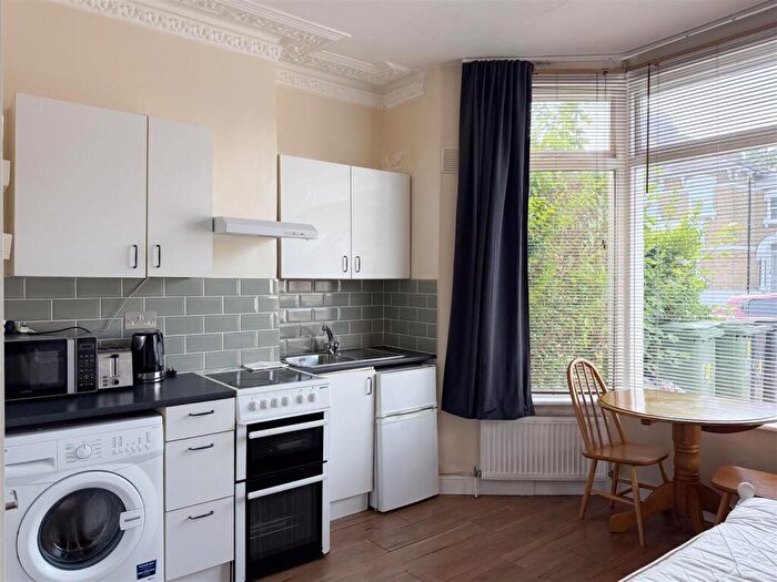 Flat To Rent In Cranston Road, London, SE23