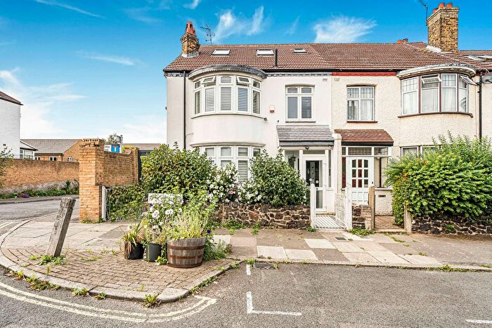 3 Bedroom Flat For Sale In Mackie Road, London, SW2