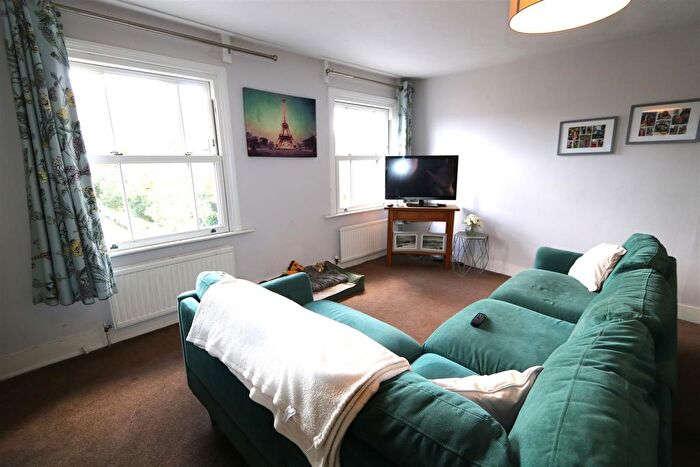 2 Bedroom Flat To Rent In Bridge Road, East Molesey, KT8