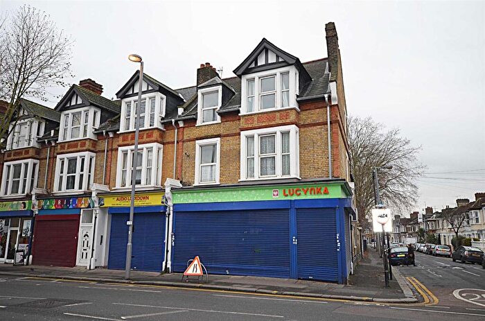Flat To Rent In High Road, Leyton, E10