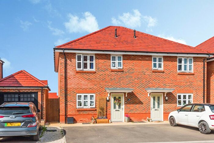 3 Bedroom Semi-Detached House For Sale In Richings Place, Faringdon, SN7