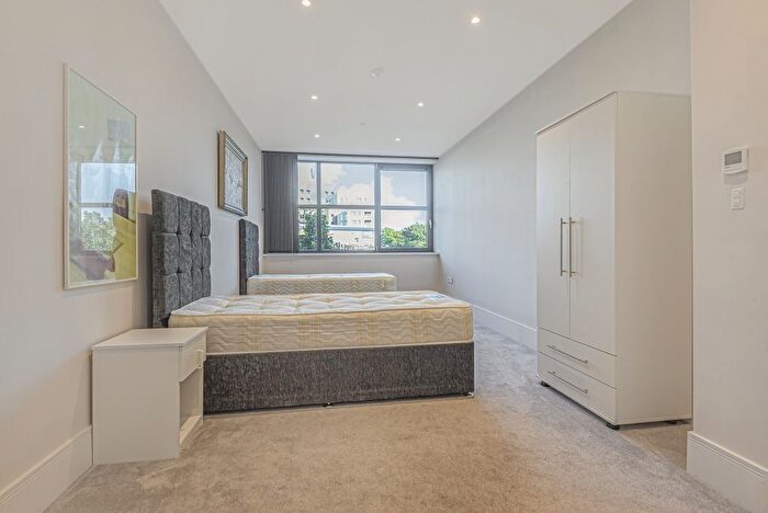 2 Bedroom Flat To Rent In Manhattan Business, Ealing, London, W5