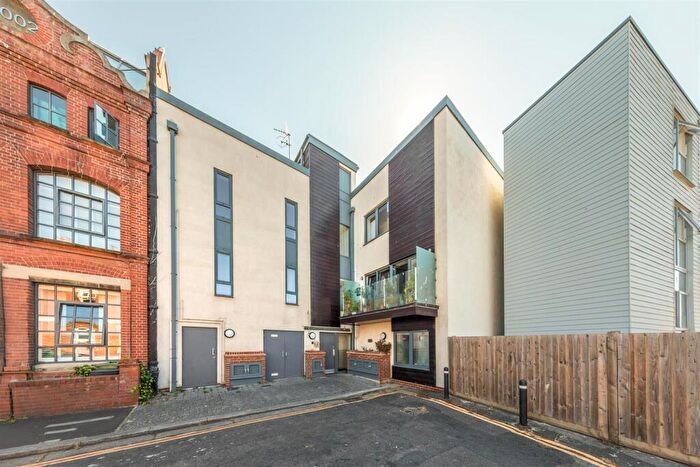 2 Bedroom Apartment For Sale In Stoneham Road, Hove, BN3