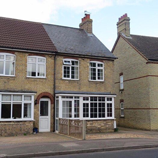 4 Bedroom Semi-Detached House To Rent In Hitchin Road, Stotfold, Hitchin, SG5