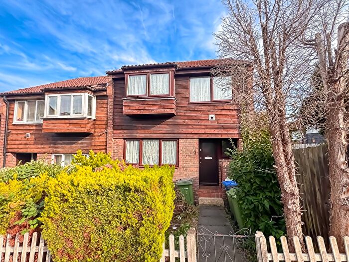 3 Bedroom End Terrace House For Sale In Hatton Close, Plumstead, London, SE18