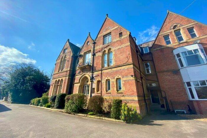 2 Bedroom Flat To Rent In The Avenue, Sale, M33