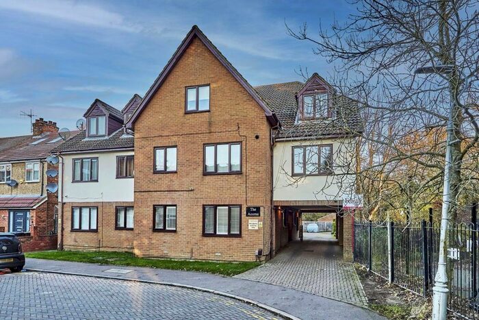 1 Bedroom Flat To Rent In The Acorns, Wynchlands Crescent, St.Albans AL4