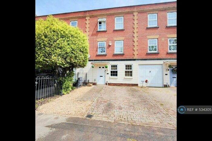 4 Bedroom Terraced House To Rent In St. Georges Drive, Bournemouth, BH11