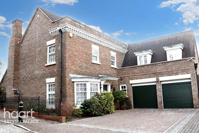4 Bedroom Detached House For Sale In Dickenswood Close, London, SE19