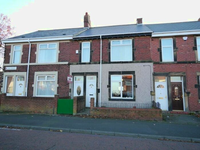 3 Bedroom Flat To Rent In Esk Street, Gateshead, NE9