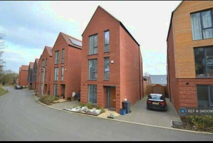 4 Bedroom Detached House To Rent In Keats Way, Coulsdon, CR5