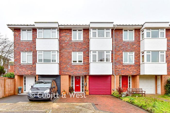 4 Bedroom Terraced House For Sale In Chadderton Gardens, Portsmouth, Hampshire, PO1