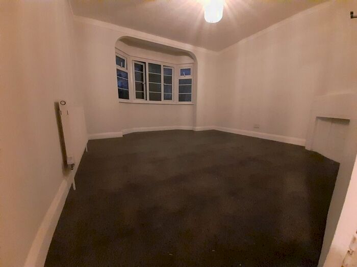 2 Bedroom Flat To Rent In Hadley Hall, Lynwood Road, Winchmore Hill, Southgate N21