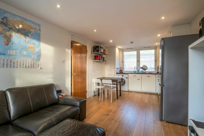 2 Bedroom Flat To Rent In Great Western Road, London, W11